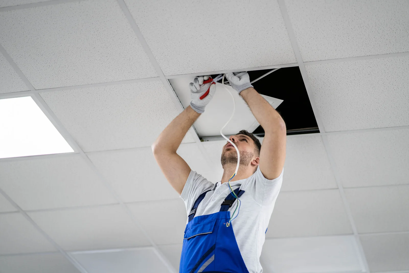 Ceiling lighting installation in commercial premises